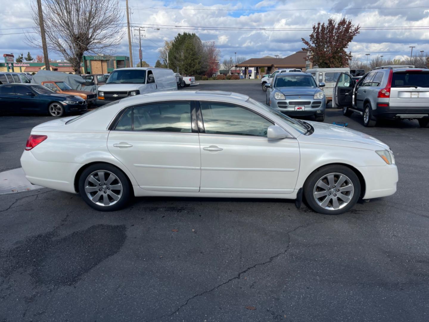 2006 Alpine White /Tan Toyota Avalon XLS (4T1BK36B26U) with an 3.5 V6 engine, AT transmission, located at 813 E Fairview Ave, Meridian , ID, 83642, (208) 336-8230, 43.618851, -116.384010 - Photo#4